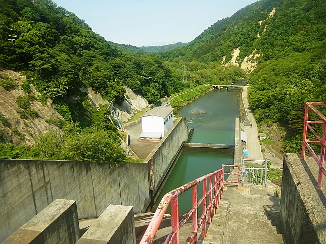 放流終了後のダム下流の様子（ダム天端より）平成29年5月29日撮影