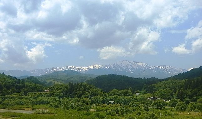 平成29年6月15日残雪の飯豊山を望む（県道より撮影）