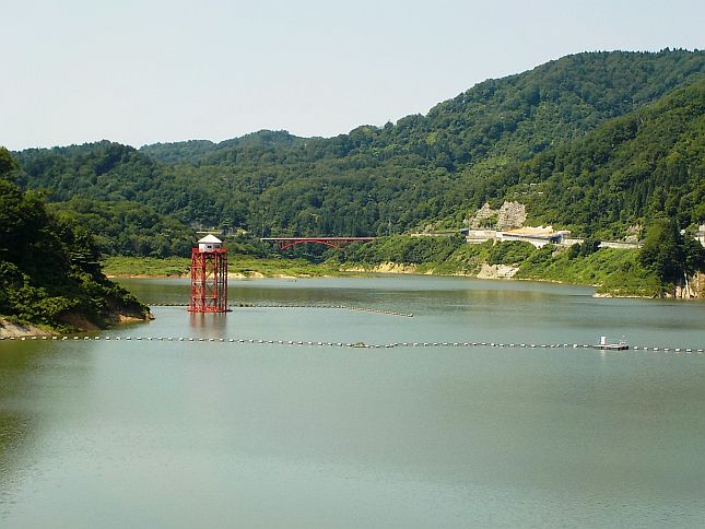 ダム湖面を望む（ダム天端より）平成29年7月7日撮影