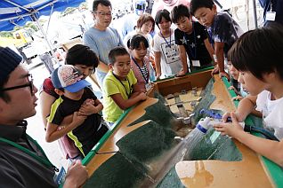 屋外展示広場（土石流模型実験）