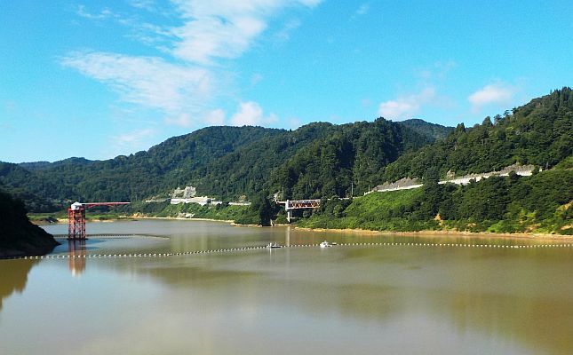 ダム湖面の様子（連日の降雨の影響でダム湖の水が濁っています）