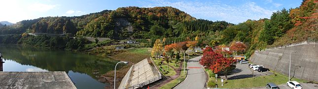 管理庁舎から見た周辺の紅葉状況