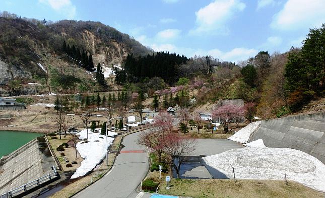 白川ダム管理庁舎から見た白川ダム公園