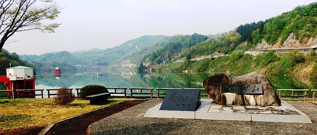 白川ダム公園から見る白川湖