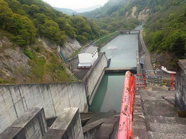 放流終了後のダム下流の様子（ダム天端より）平成30年5月7日撮影