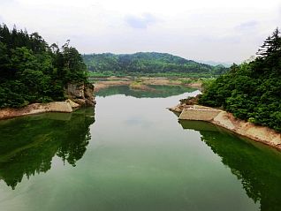 貯砂ダムカメラ方面から見た白川湖