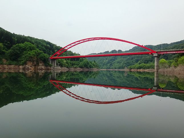 巡視船より中津川橋を撮影しました。きれいに上下対象に映った景色に驚きです！！