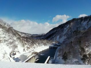 ダム下流（写真左）とダム天端の様子（写真右）