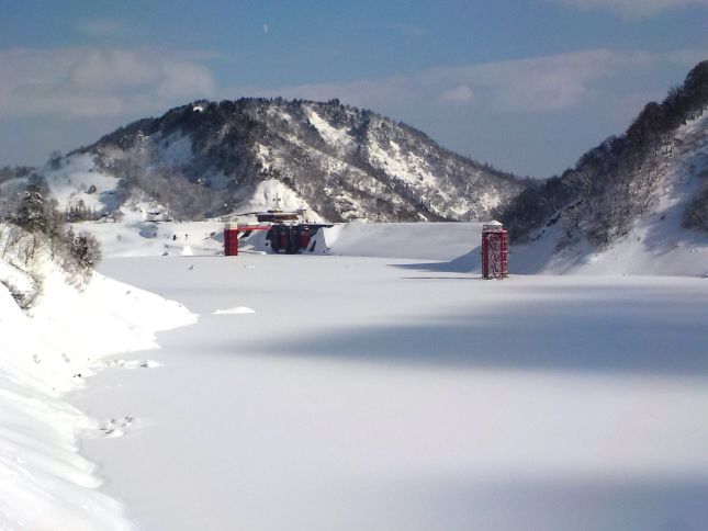 ダダム堤体と湖面の様子（平成30年1月30日AM洗尾橋付近より撮影）