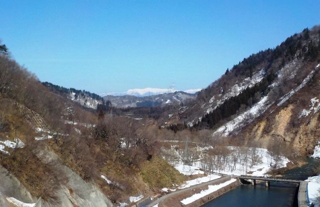 ダム天端から見る蔵王山・・・スキー場のゲレンデの形まではっきりと見えます❢