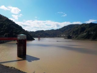 ダム湖面の様子（台風19号の影響で水が濁っています）