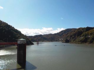 ダム湖と周辺の山々の様子