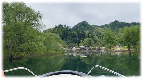 正面に見えるのは白川荘