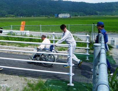 車いすによるスロープ走行