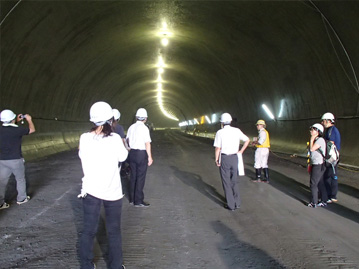 志津川トンネル（東工区）の構内を見学