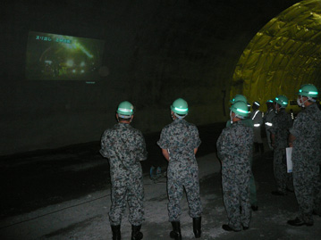 プロジェクターにより志津川トンネル（東工区）の工事概要を説明