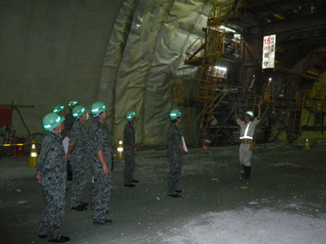 志津川トンネル（東工区）の構内を見学