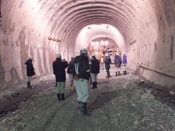 トンネル内部の掘削箇所を見学