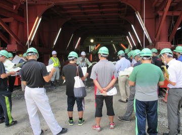 現場代理人から南三陸道路４号トンネルの施工状況について説明を受けています。