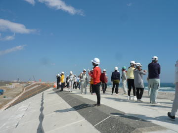 仙台湾南部海岸堤防復旧事業　ねばり強い堤防を見学