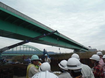 川横断する橋を建設するために、川を締め切り工事を進めている様子を見学しました。