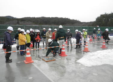 工事用エレベータで地上30mにある橋面に行きました