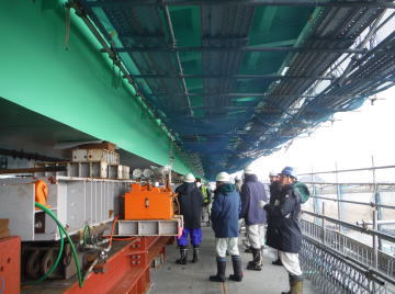 橋の上に登って橋の送り出し工法を間近で見学