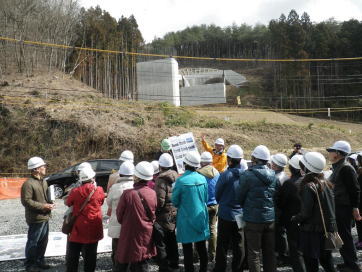 大上坊川橋の施工状況を説明しています