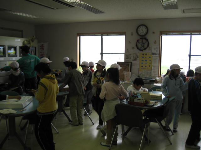 施設体験中の生徒達