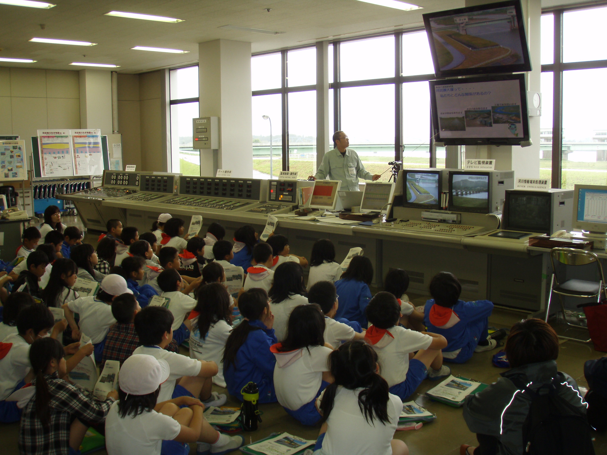 操作室内で大堰の管理について勉強中