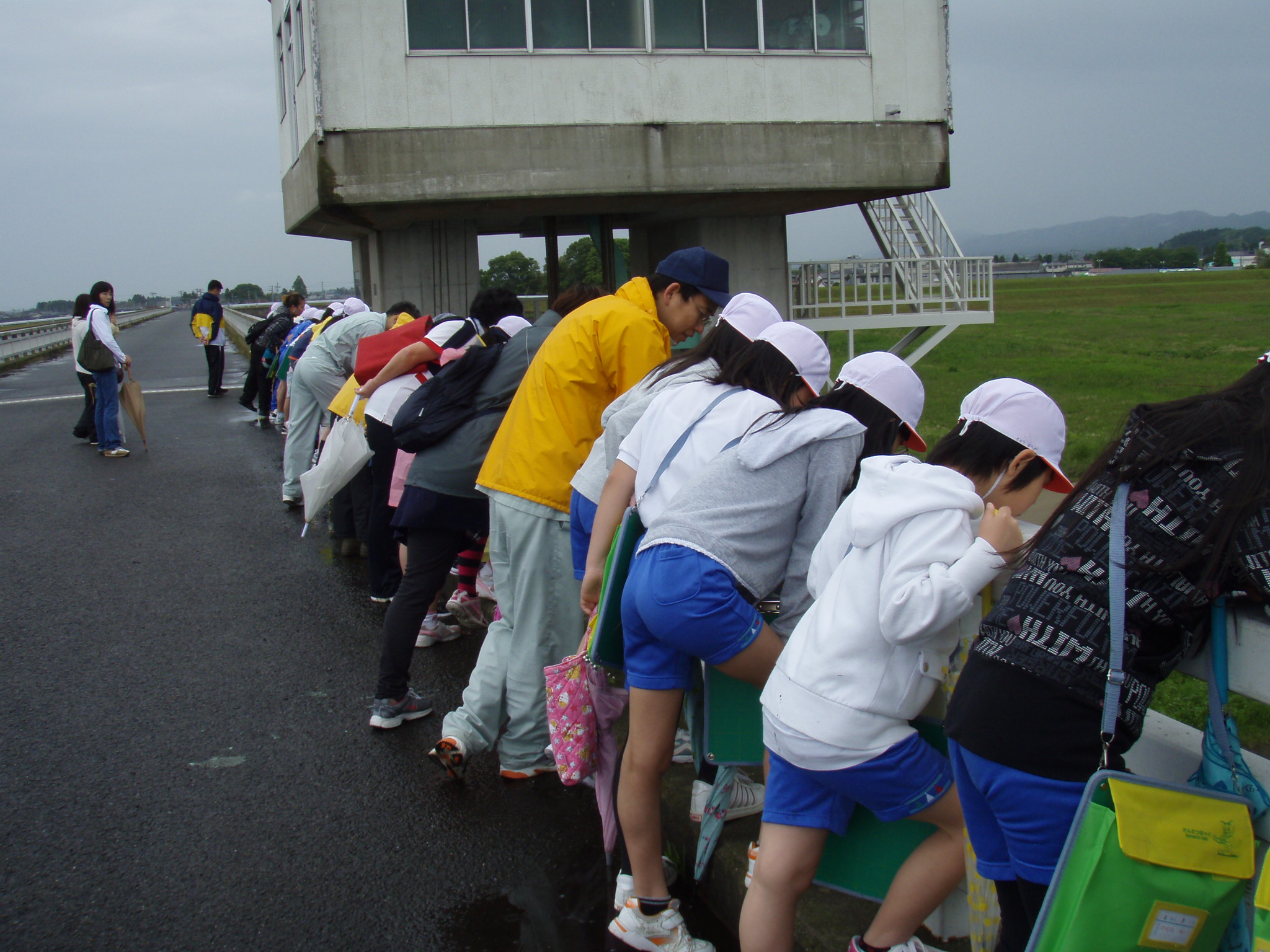 大堰の設備について説明を受ける生徒達