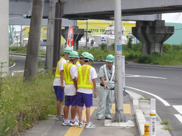 道路巡視体験をしている生徒達