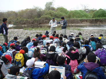 名取川について説明を受ける生徒達