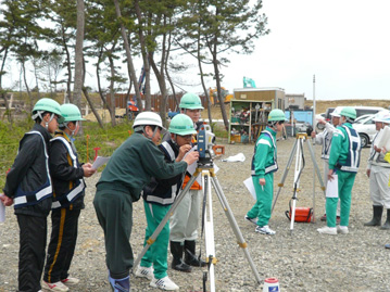 測量体験 阿武隈川下流部　堤防災害復旧工事箇所にて