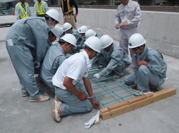 鉄筋の結束作業を体験してもらいました