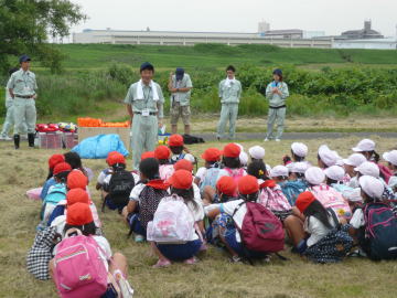 川に入る際の注意事項などの説明を受けいています。