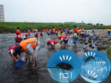 川に入り、カニや魚などたくさんとれました。