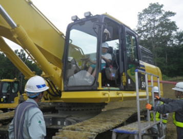 大型油圧ショベルに乗車しました。