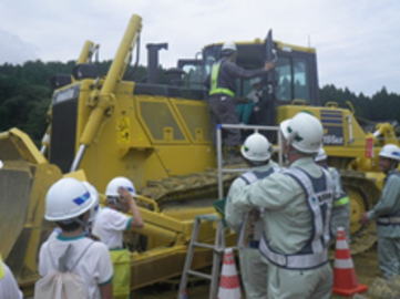 大型ブルドーザーに乗車しました。