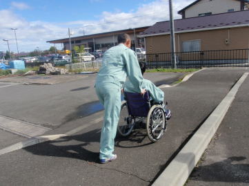 車いすで歩道の起伏を体感