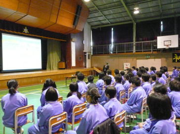 体育館のスクリーンを使って説明しました。