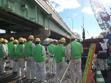 鋼管矢板井筒基礎の見学（天王橋下部工工事）