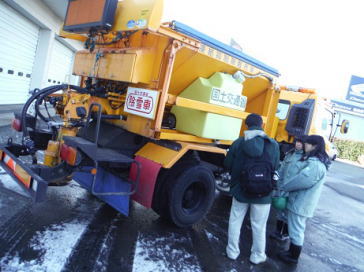 作業を終えた凍結抑制剤散布車を間近に見学しました。