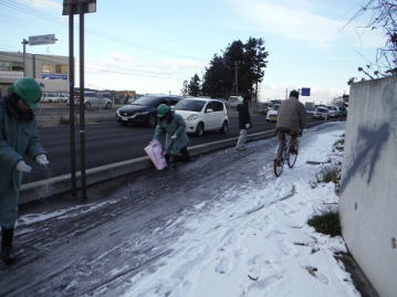 前日までの雪が残る歩道に、凍結抑制剤を撒きました。こうした地道な作業も安全確保に欠かせません