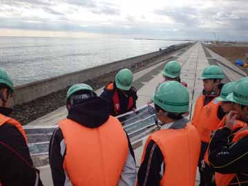 仙台湾南部海岸の復興状況について説明を受けています。