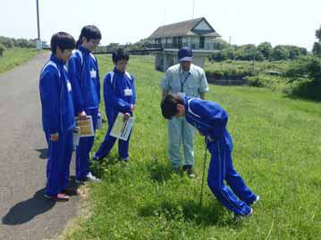 河川の堤防の強度を測っています