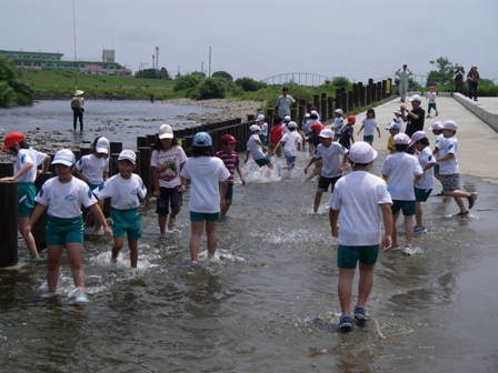 じゃぶじゃぶ池で川遊び