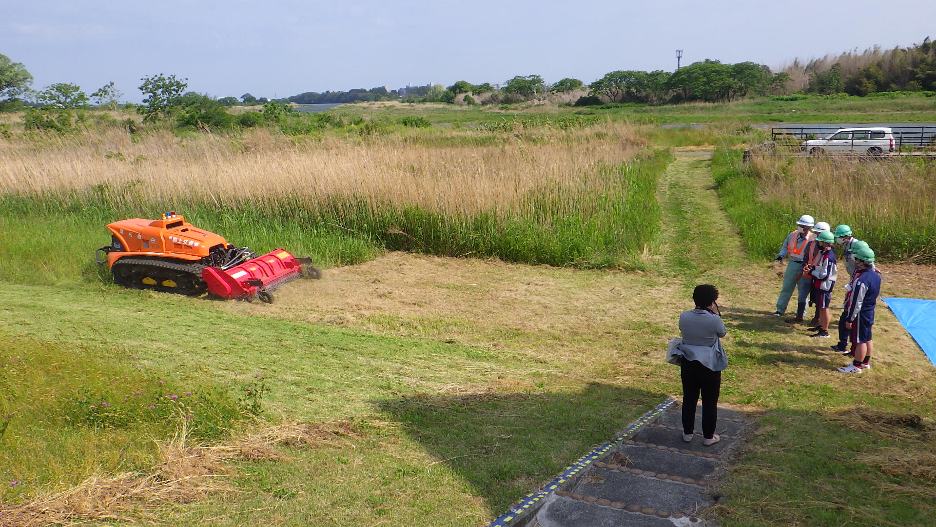 河川パトロールにて遠隔式除草機械の操作体験