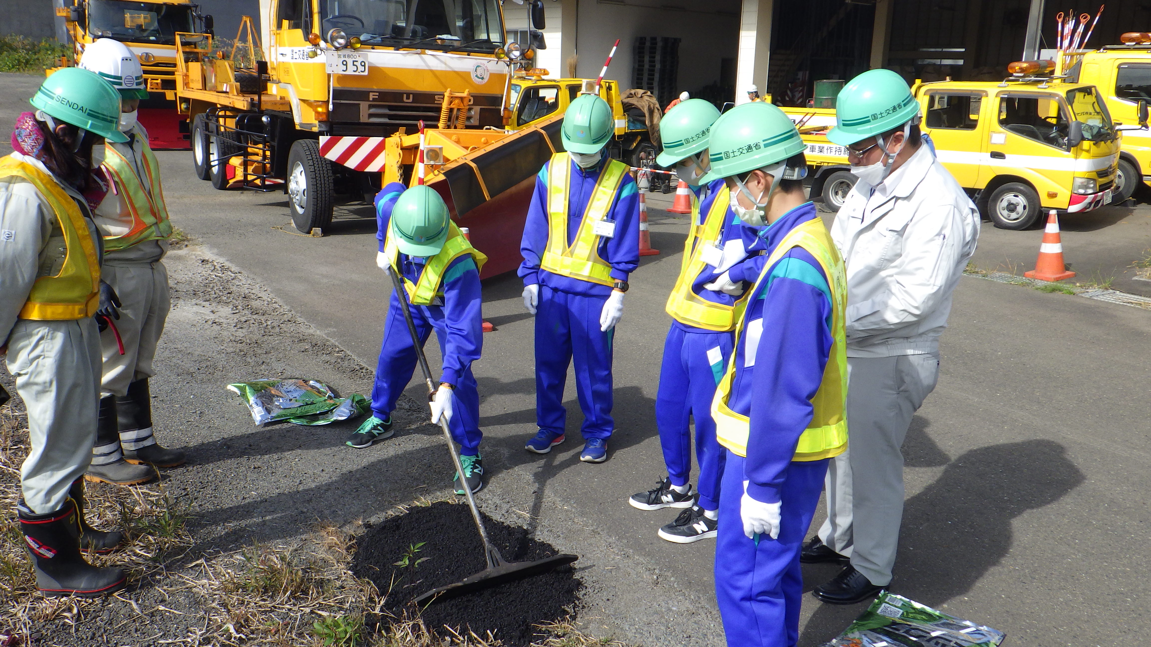 路面の穴埋め作業を体験