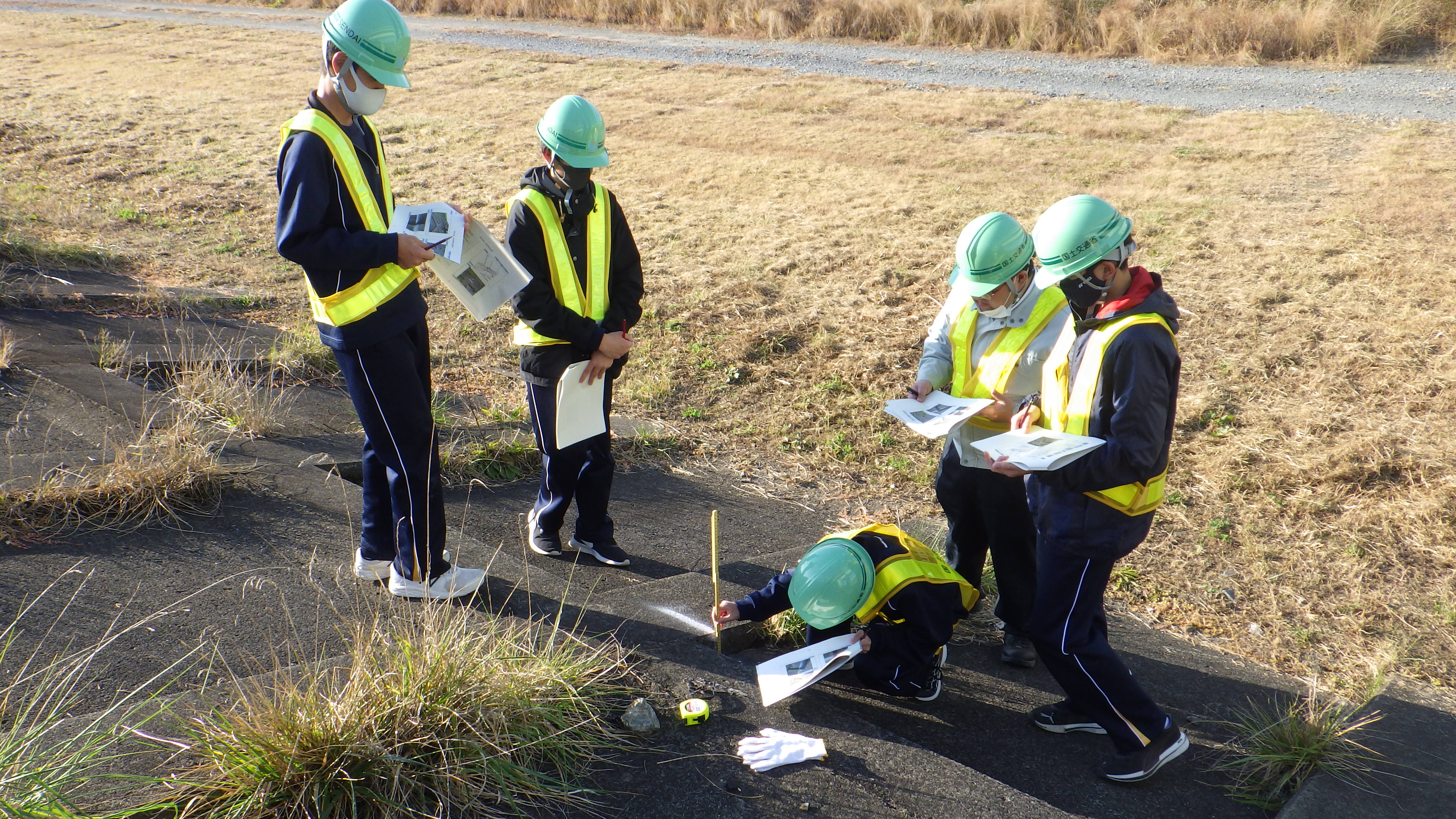 阿武隈川の堤防護岸の亀裂を測定